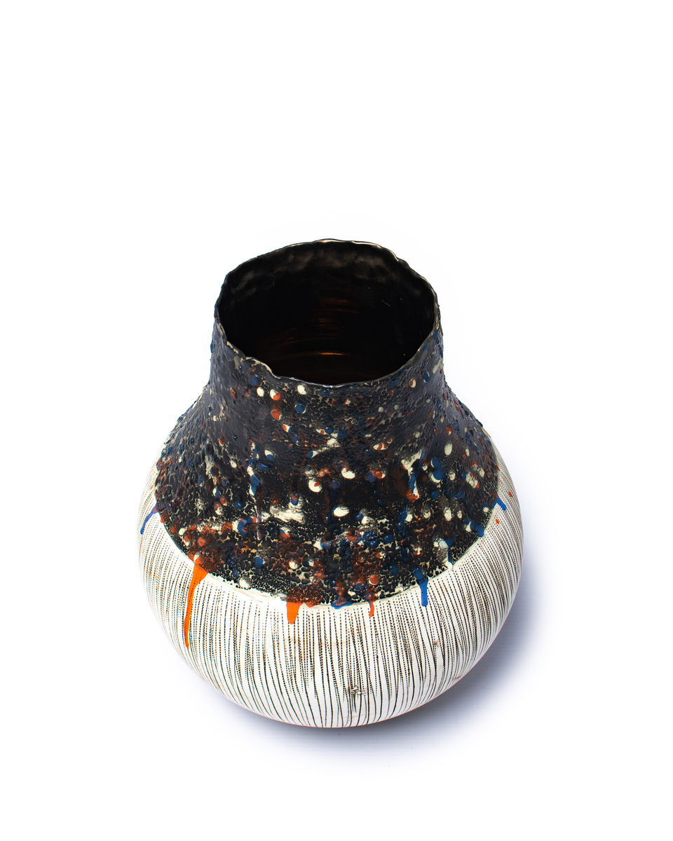 2889097-zizipho-poswa-handpinched-vase-hp-xl-0185 HANDPINCHED VASE HP-XL-0185